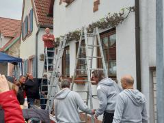 Schildmontage_2025_Emilie_Tim_02