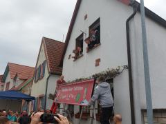 Schildmontage_2025_Emilie_Tim_03