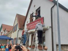 Schildmontage_2025_Emilie_Tim_07