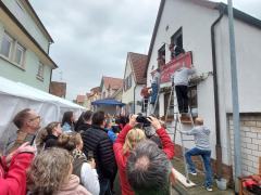 Schildmontage_2025_Emilie_Tim_08