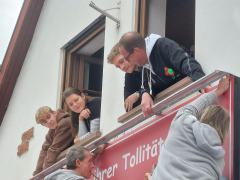 Schildmontage_2025_Emilie_Tim_10